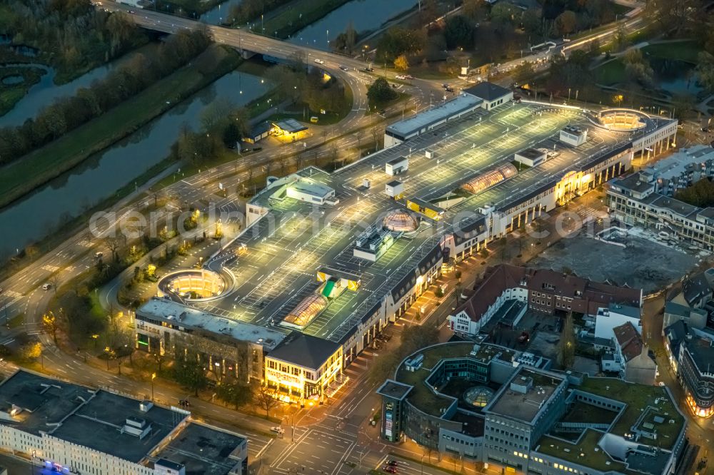 Hamm at night from above - Night lighting building of the shopping center Allee-Center of the ECE projectmanagement with parking level in Hamm in the state North Rhine-Westphalia. In the picture as well the Ritter Passage