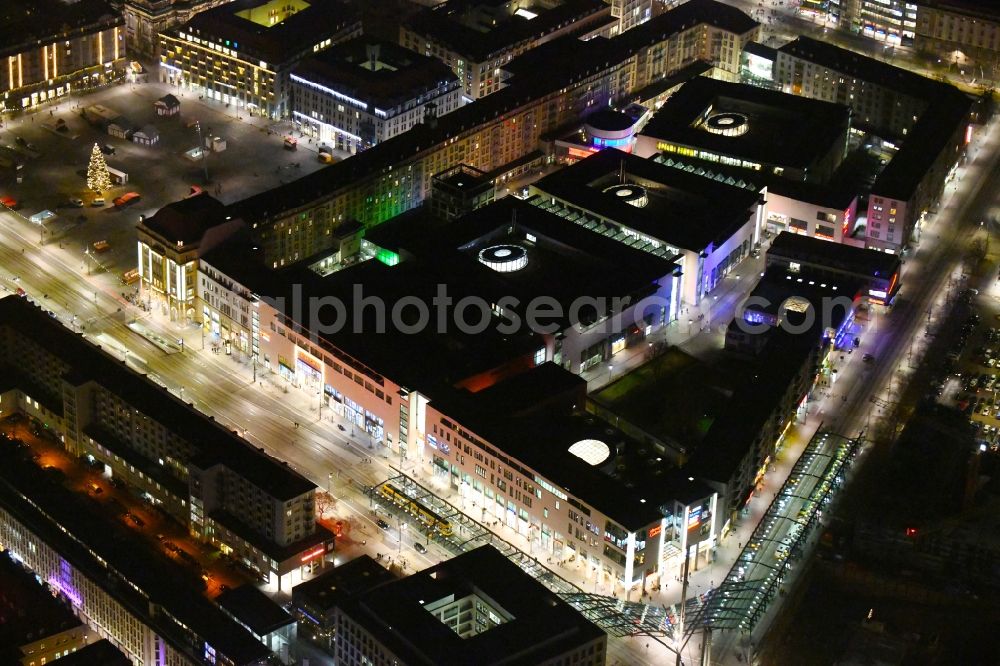 Dresden at night from the bird perspective: Night lighting Building of the shopping center Altmarkt Galerie der ECE Projektmanagement GmbH in Dresden in the state Saxony