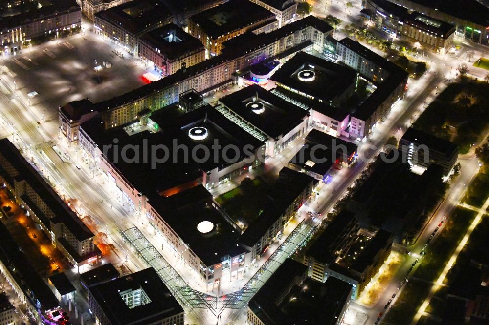 Dresden at night from the bird perspective: Night lighting Building of the shopping center Altmarkt Galerie der ECE Projektmanagement GmbH in Dresden in the state Saxony