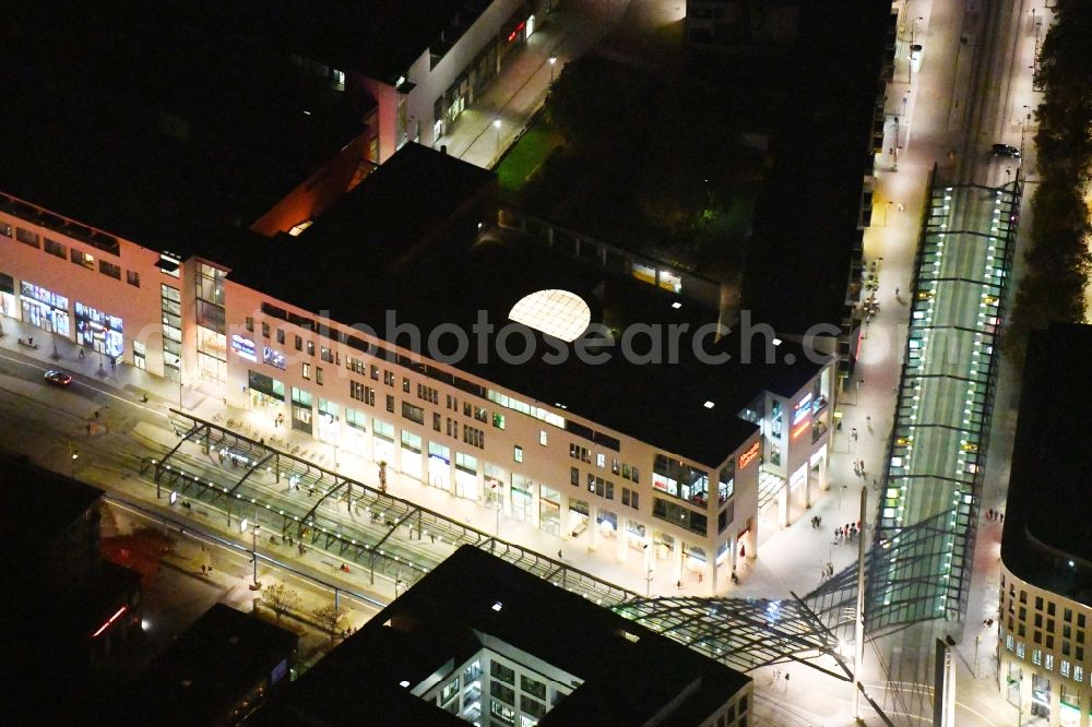 Dresden at night from the bird perspective: Night lighting Building of the shopping center Altmarkt Galerie der ECE Projektmanagement GmbH in Dresden in the state Saxony