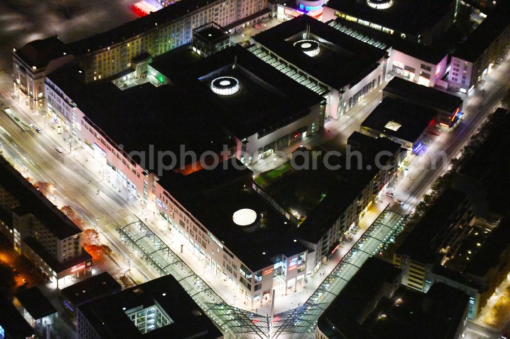 Dresden at night from the bird perspective: Night lighting Building of the shopping center Altmarkt Galerie der ECE Projektmanagement GmbH in Dresden in the state Saxony