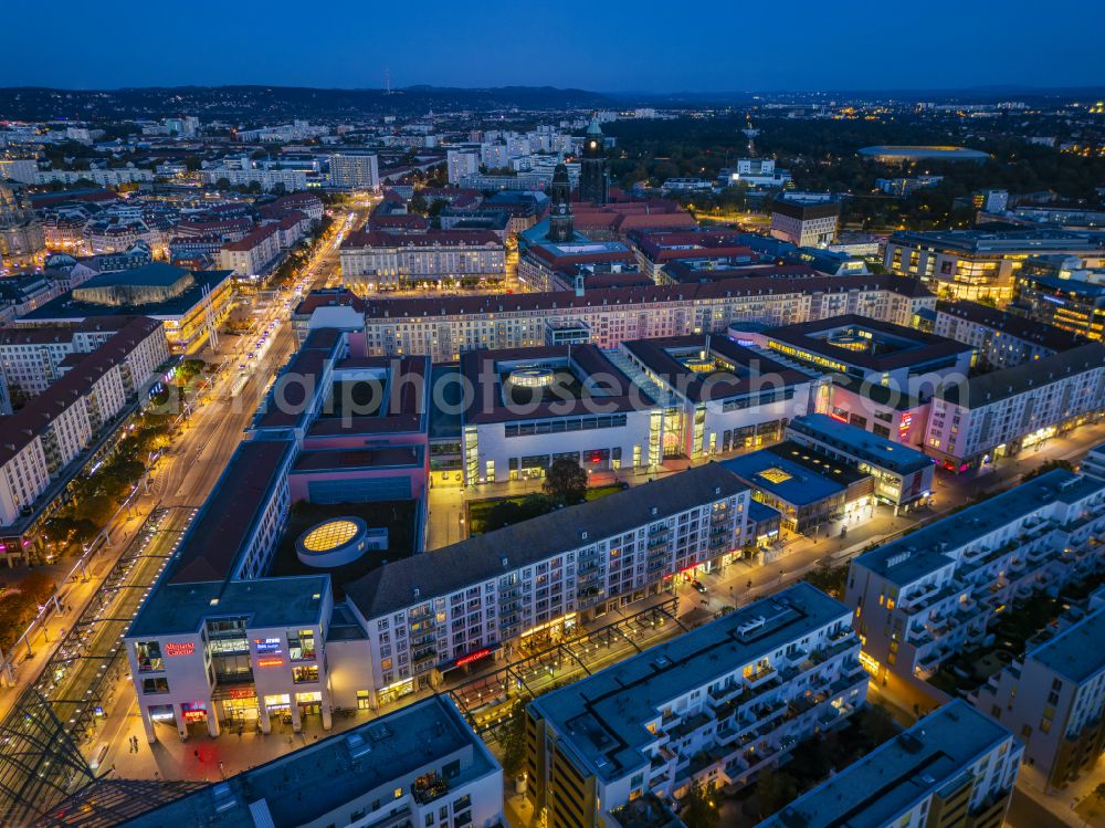 Dresden at night from the bird perspective: Night lighting building of the shopping center Altmarkt Galerie der ECE Projektmanagement GmbH in Dresden in the state Saxony