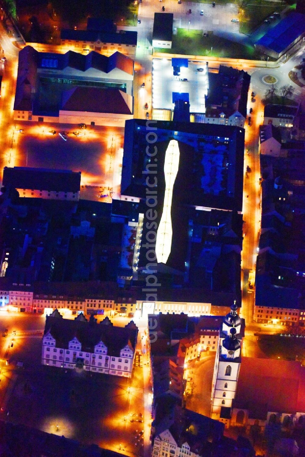 Lutherstadt Wittenberg at night from the bird perspective: Night lighting Building of the shopping center ARSENAL in Lutherstadt Wittenberg in the state Saxony-Anhalt