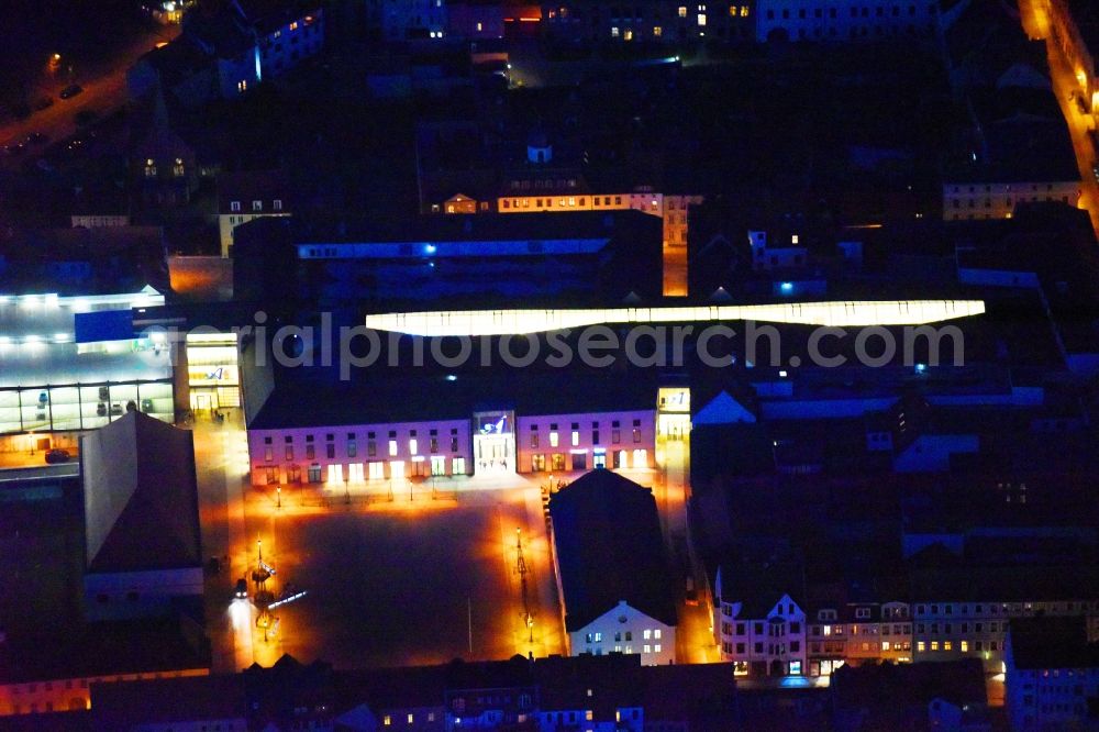 Lutherstadt Wittenberg at night from the bird perspective: Night lighting Building of the shopping center ARSENAL in Lutherstadt Wittenberg in the state Saxony-Anhalt