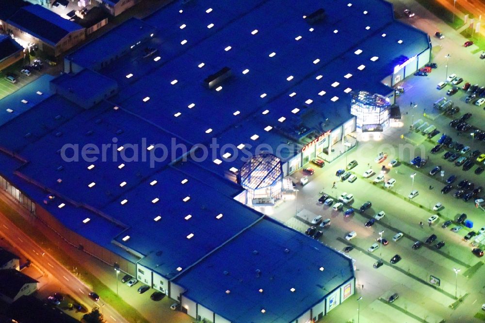 Lutherstadt Wittenberg at night from the bird perspective: Night lighting Building of the shopping center Carat-Park in Lutherstadt Wittenberg in the state Saxony-Anhalt