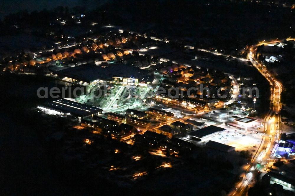 Aerial photograph at night Werder (Havel) - Night view Building of the shopping center EKZ Werderpark Auf dem Strengfeld in Werder (Havel) in the state Brandenburg