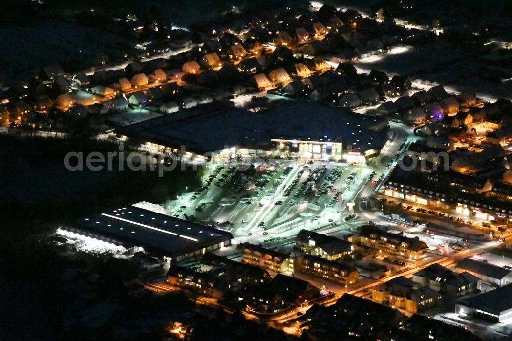 Aerial image at night Werder (Havel) - Night view Building of the shopping center EKZ Werderpark Auf dem Strengfeld in Werder (Havel) in the state Brandenburg