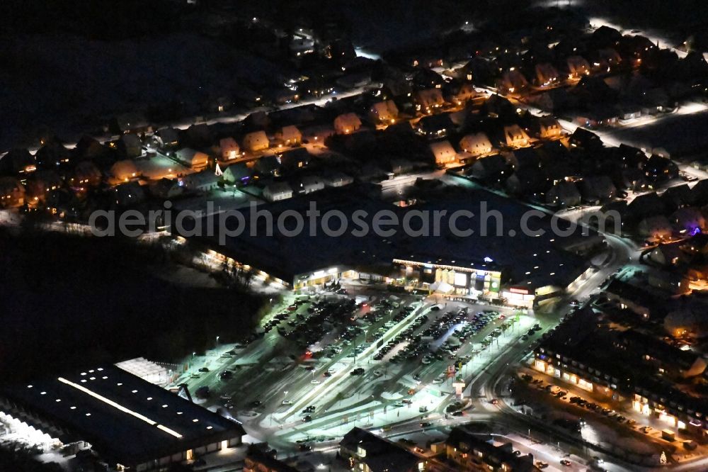 Werder (Havel) at night from the bird perspective: Night view Building of the shopping center EKZ Werderpark Auf dem Strengfeld in Werder (Havel) in the state Brandenburg