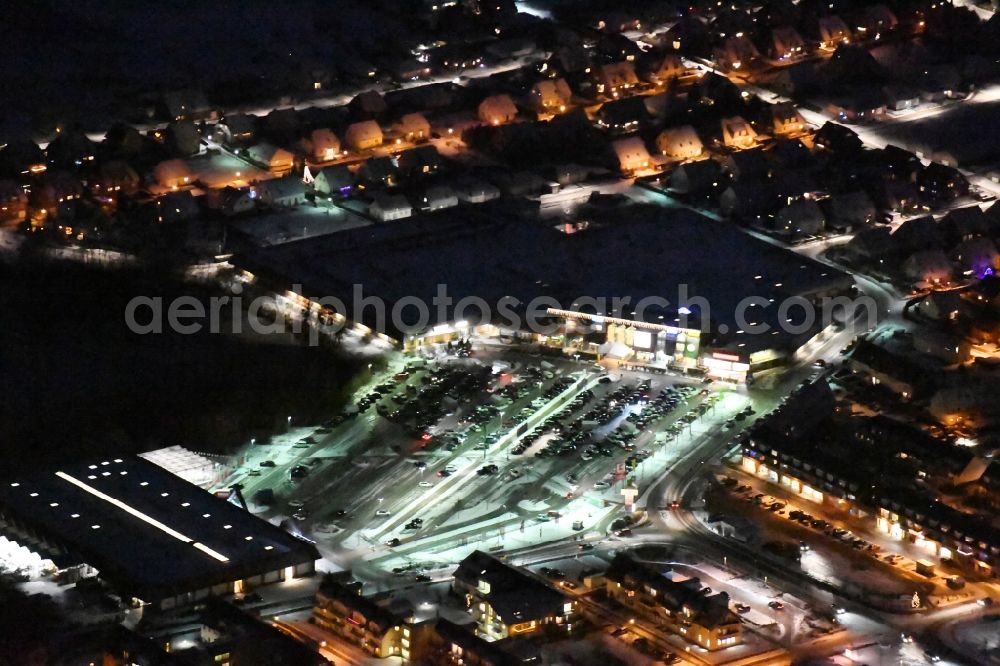 Aerial photograph at night Werder (Havel) - Night view Building of the shopping center EKZ Werderpark Auf dem Strengfeld in Werder (Havel) in the state Brandenburg