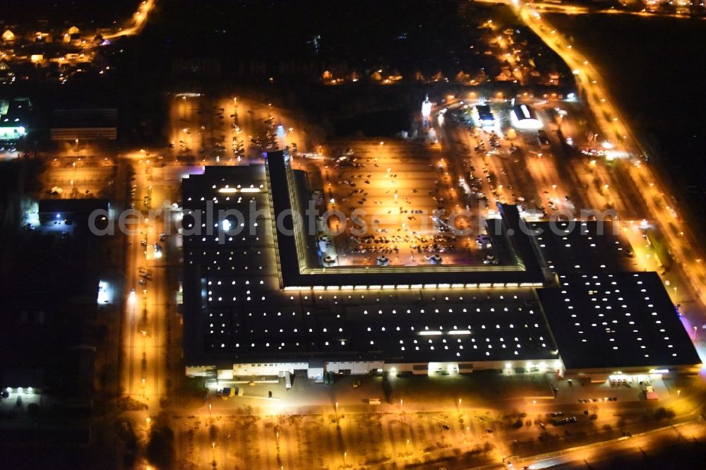 Magdeburg at night from the bird perspective: Night lighting Building of the shopping center Florapark on Olvenstedter Graseweg in Magdeburg in the state Saxony-Anhalt