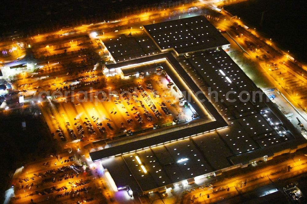 Magdeburg at night from above - Night lighting building of the shopping center Florapark on Olvenstedter Graseweg in Magdeburg in the state Saxony-Anhalt