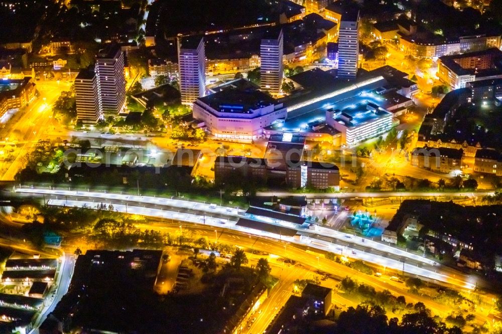 Aerial photograph at night Mülheim an der Ruhr - Night lighting building of the shopping center Forum City Muelheim on Hans-Boeckler-Platz in Muelheim on the Ruhr at Ruhrgebiet in the state North Rhine-Westphalia, Germany