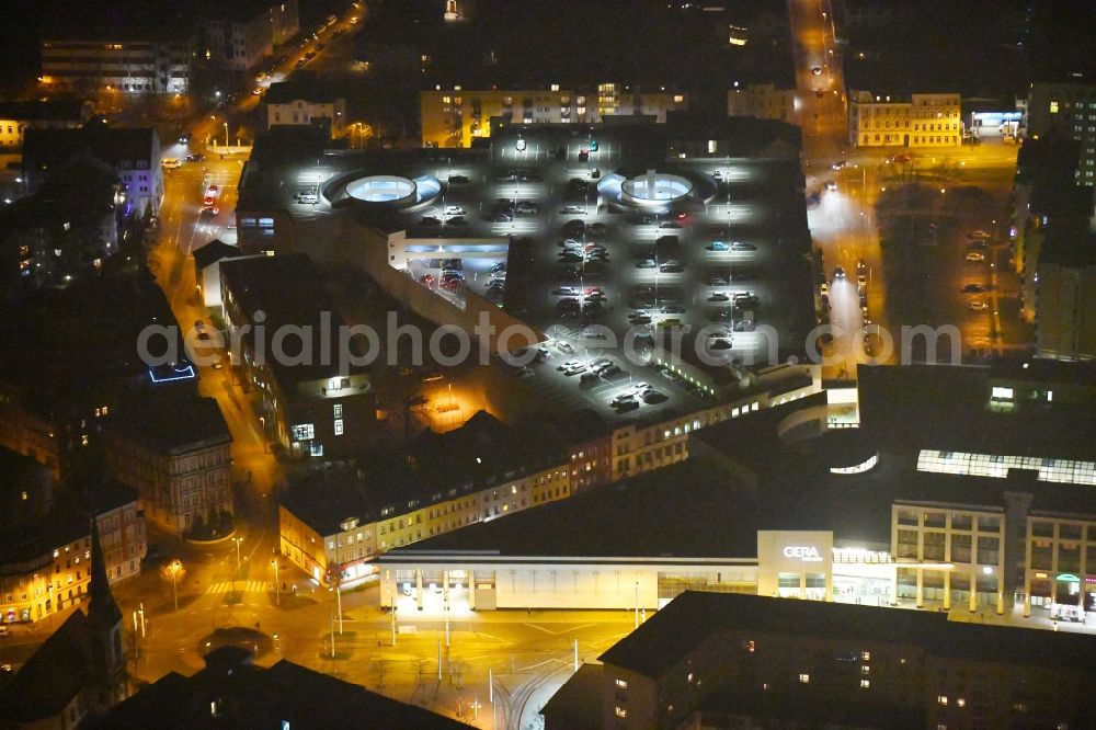 Gera at night from the bird perspective: Night lighting Building of the shopping center Gera Arcaden on Heinrichstrasse in Gera in the state Thuringia, Germany