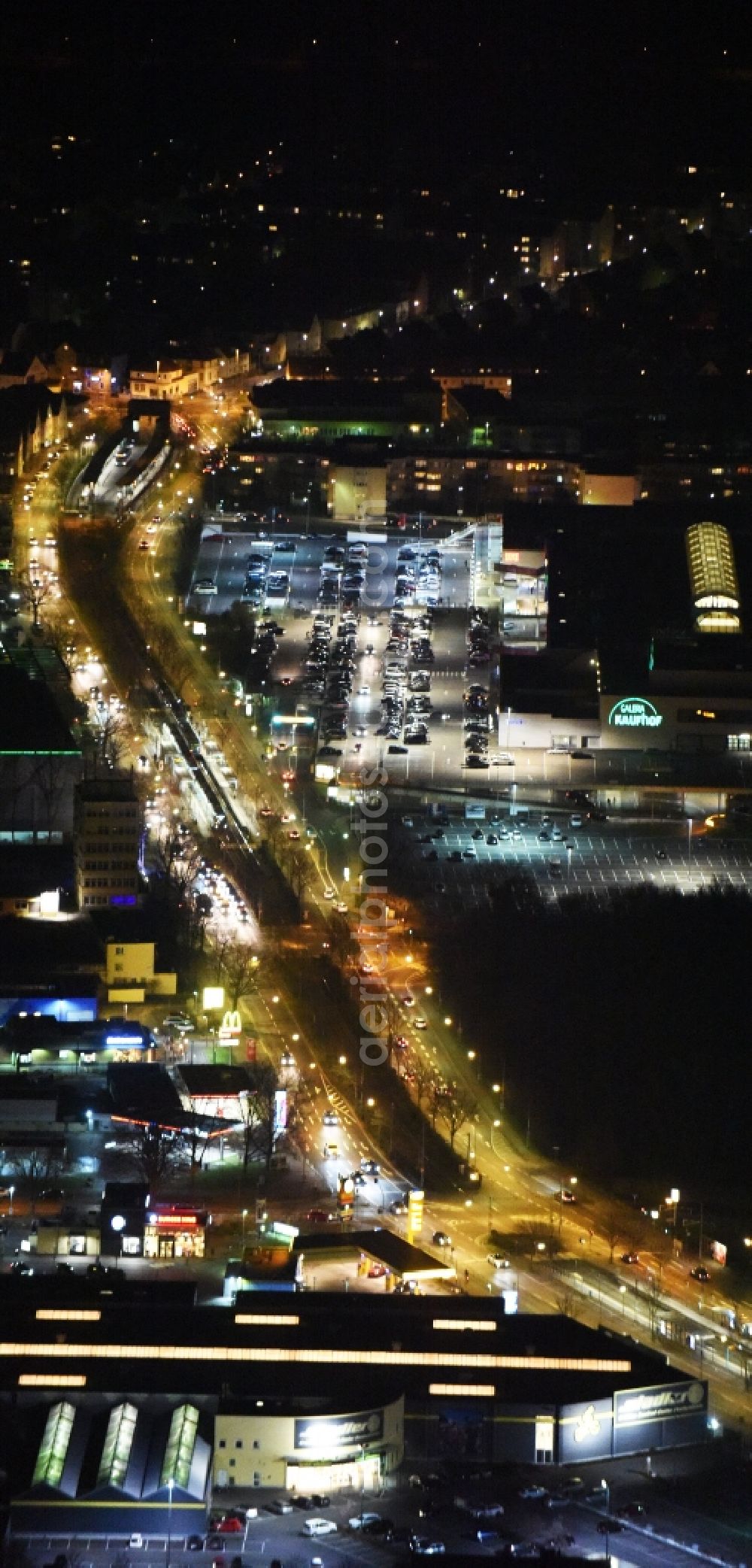 Frankfurt am Main at night from the bird perspective: Night view Building of the shopping center Hessen-Center of ECE Projektmanagement GmbH & Co. KG an der Borsigallee in Frankfurt in the state Hesse