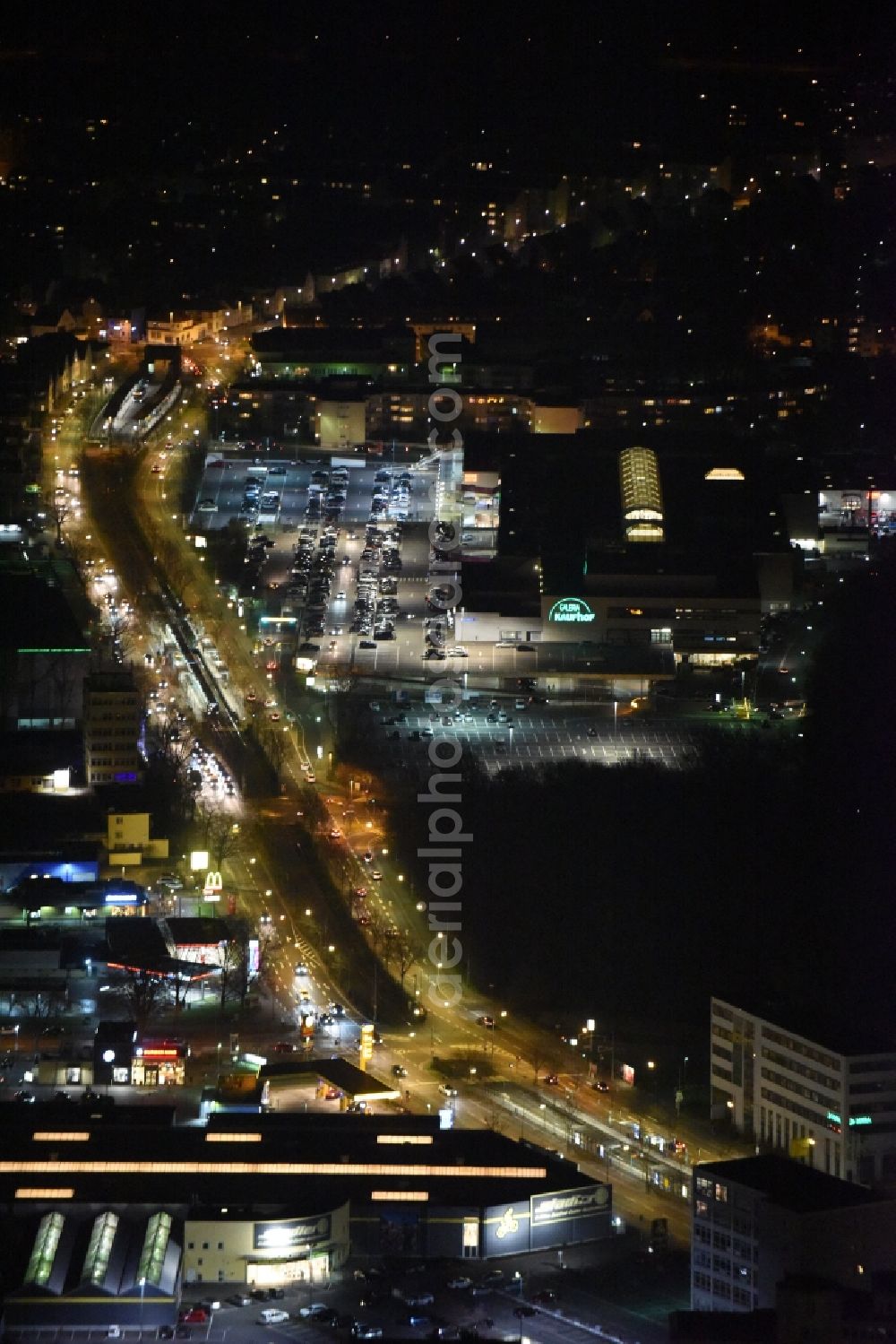 Aerial photograph at night Frankfurt am Main - Night view Building of the shopping center Hessen-Center of ECE Projektmanagement GmbH & Co. KG an der Borsigallee in Frankfurt in the state Hesse