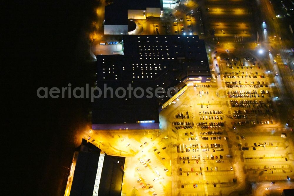 Braunschweig at night from the bird perspective: Night lighting Building of the store - furniture market IKEA Deutschland GmbH & Co. KG in Braunschweig in the state Lower Saxony