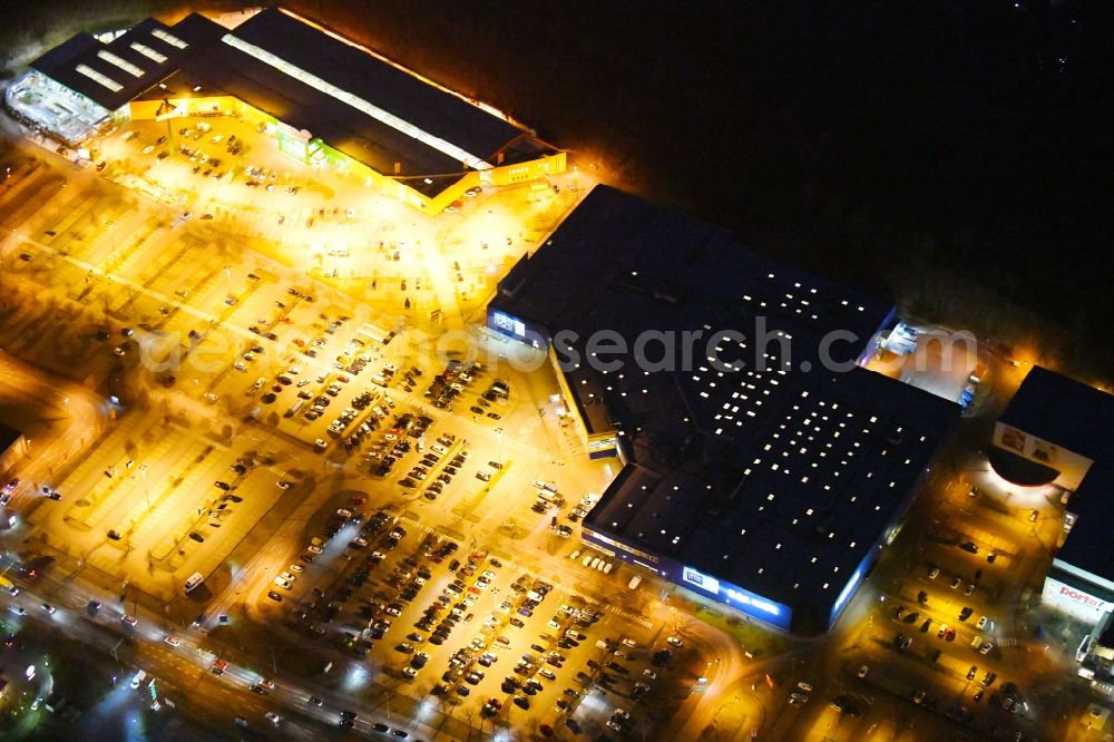 Braunschweig at night from the bird perspective: Night lighting Building of the store - furniture market IKEA Deutschland GmbH & Co. KG in Braunschweig in the state Lower Saxony