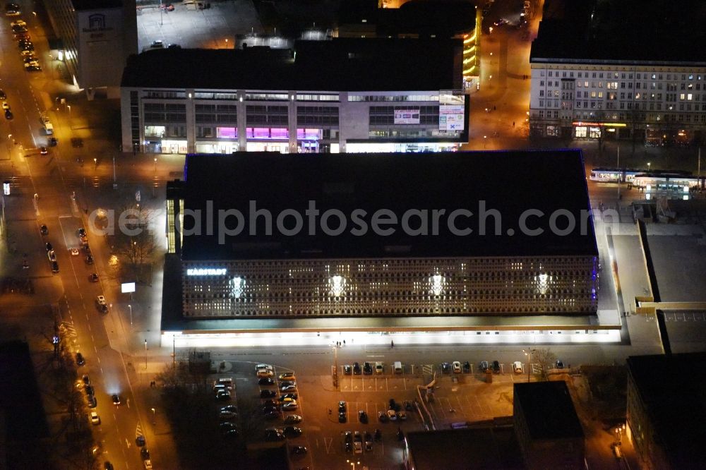 Aerial image at night Magdeburg - Night lighting Building of the shopping center Karstadt Kaufhaus am Breiter Weg in the district Altstadt in Magdeburg in the state Saxony-Anhalt