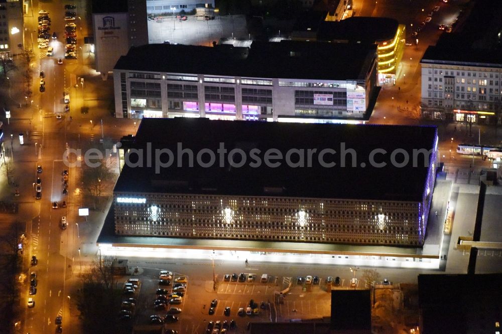 Magdeburg at night from above - Night lighting Building of the shopping center Karstadt Kaufhaus am Breiter Weg in the district Altstadt in Magdeburg in the state Saxony-Anhalt