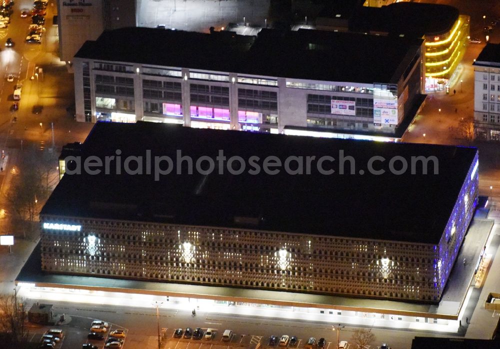 Magdeburg at night from the bird perspective: Night lighting Building of the shopping center Karstadt Kaufhaus am Breiter Weg in the district Altstadt in Magdeburg in the state Saxony-Anhalt