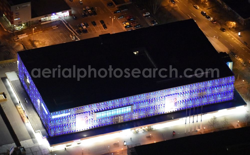 Aerial photograph at night Magdeburg - Night lighting Building of the shopping center Karstadt Kaufhaus am Breiter Weg in the district Altstadt in Magdeburg in the state Saxony-Anhalt