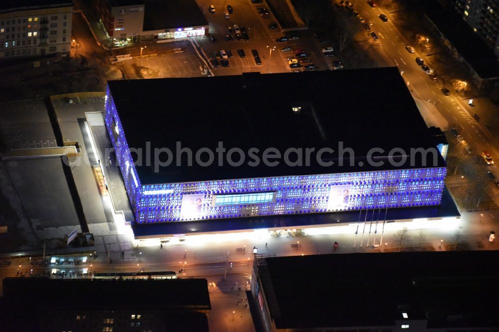 Aerial image at night Magdeburg - Night lighting Building of the shopping center Karstadt Kaufhaus am Breiter Weg in the district Altstadt in Magdeburg in the state Saxony-Anhalt