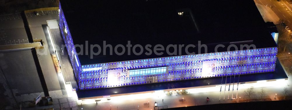 Magdeburg at night from above - Night lighting Building of the shopping center Karstadt Kaufhaus am Breiter Weg in the district Altstadt in Magdeburg in the state Saxony-Anhalt