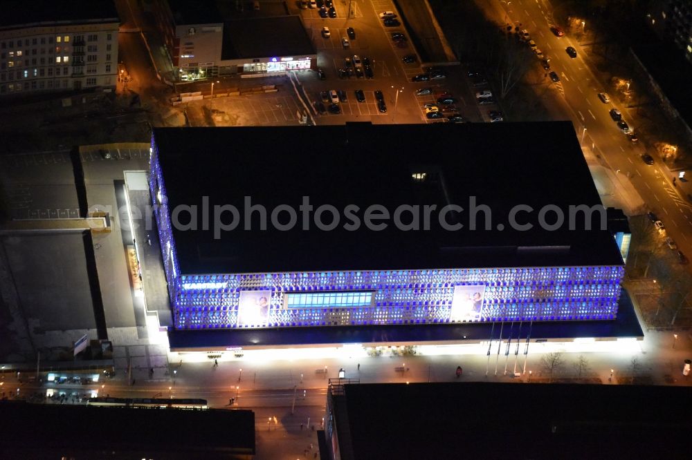 Magdeburg at night from the bird perspective: Night lighting Building of the shopping center Karstadt Kaufhaus am Breiter Weg in the district Altstadt in Magdeburg in the state Saxony-Anhalt