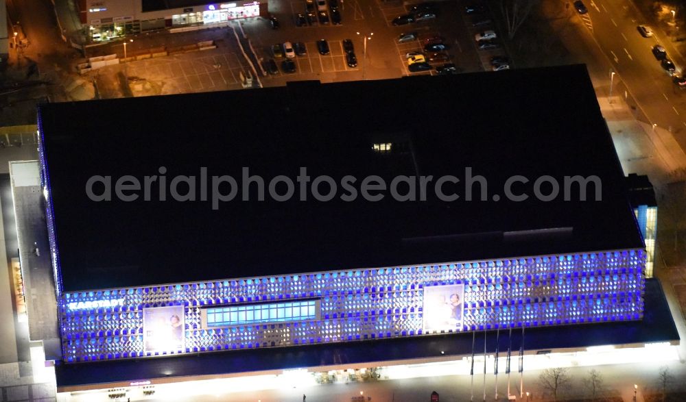 Aerial photograph at night Magdeburg - Night lighting Building of the shopping center Karstadt Kaufhaus am Breiter Weg in the district Altstadt in Magdeburg in the state Saxony-Anhalt