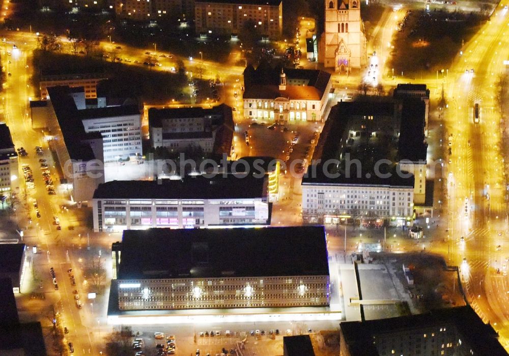 Magdeburg at night from the bird perspective: Night lighting Building of the shopping center Karstadt Kaufhaus am Breiter Weg in the district Altstadt in Magdeburg in the state Saxony-Anhalt