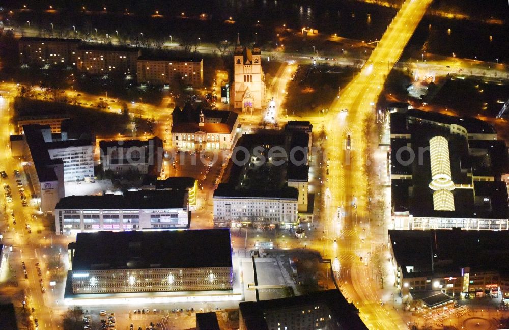 Aerial photograph at night Magdeburg - Night lighting Building of the shopping center Karstadt Kaufhaus am Breiter Weg in the district Altstadt in Magdeburg in the state Saxony-Anhalt