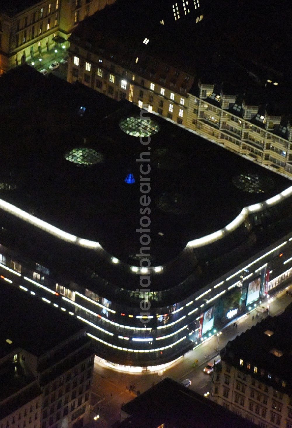 Berlin at night from the bird perspective: Night view building of the shopping center Kaufhaus Galeries Lafayette in Berlin