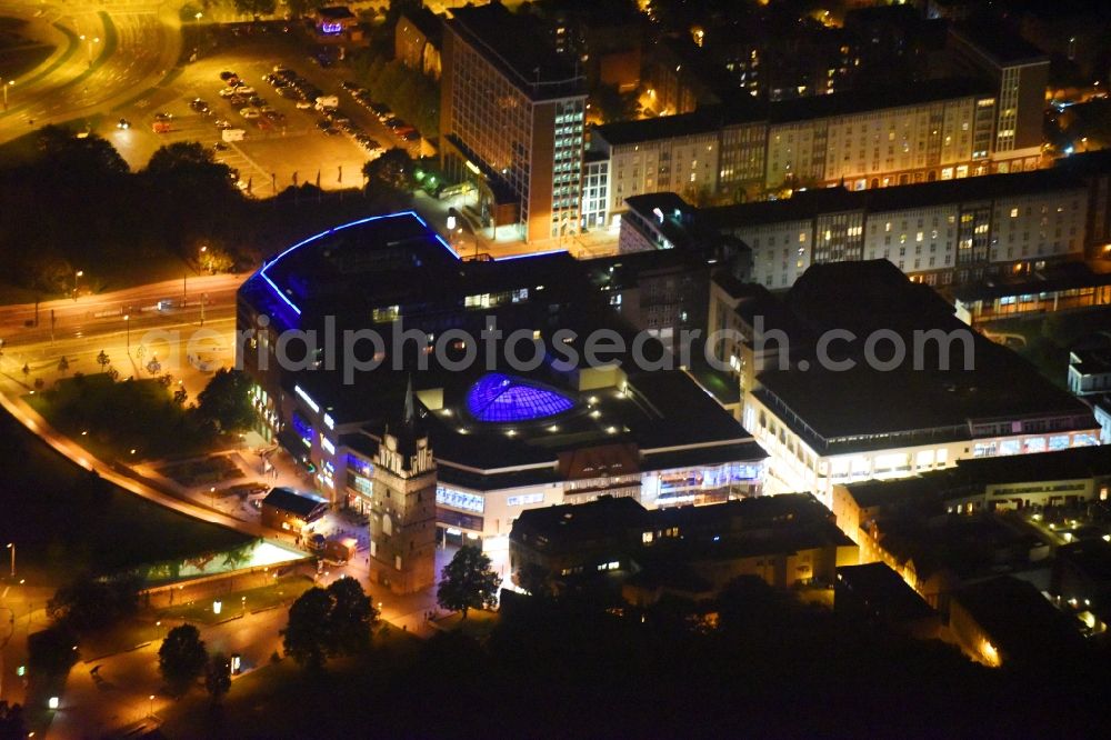 Rostock at night from the bird perspective: Night lighting Building of the shopping center Kroepeliner Tor Center in Rostock in the state Mecklenburg - Western Pomerania, Germany