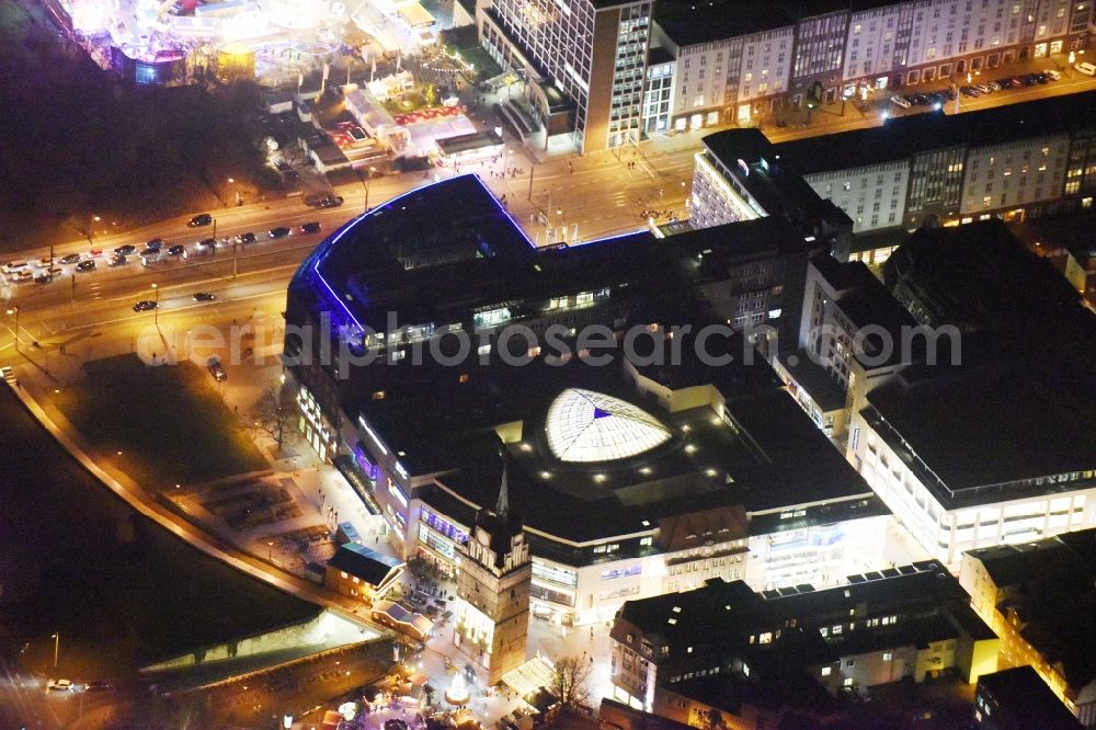 Rostock at night from the bird perspective: Night view building of the shopping center Kroepeliner Tor Center Rostock in the district Mitte in Rostock in the state Mecklenburg - Western Pomerania