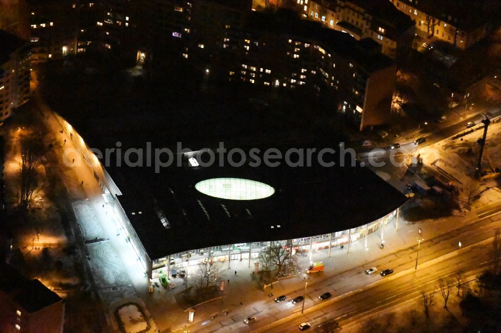 Aerial photograph at night Potsdam - Night view building of the shopping center Markt-Center Potsdam Breite Strasse in the district Westliche Vorstadt in Potsdam in the state Brandenburg