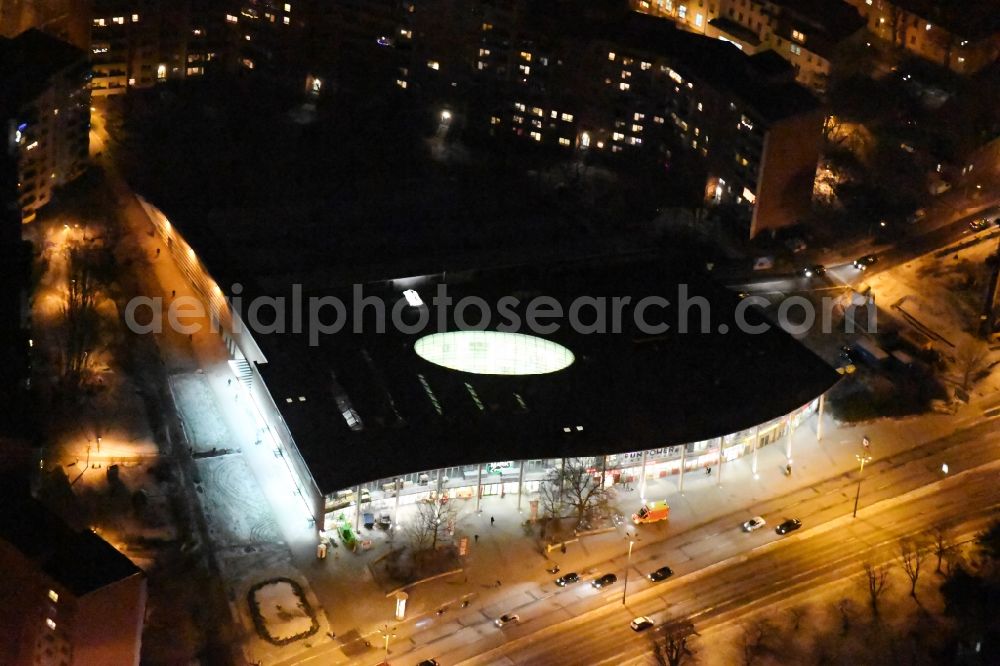 Aerial image at night Potsdam - Night view building of the shopping center Markt-Center Potsdam Breite Strasse in the district Westliche Vorstadt in Potsdam in the state Brandenburg