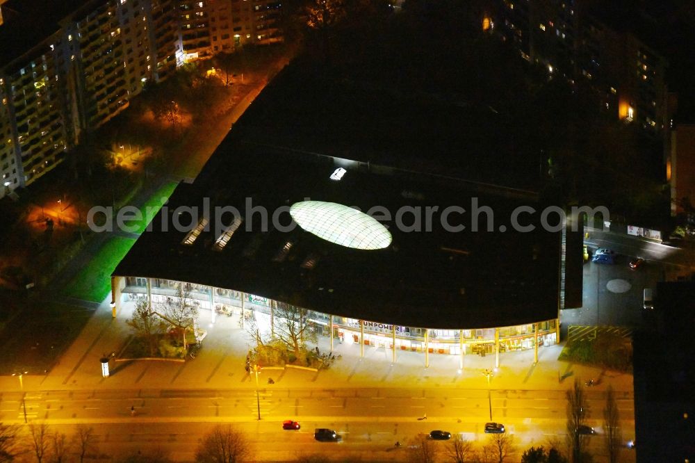 Aerial photograph at night Potsdam - Night view building of the shopping center Markt-Center Potsdam Breite Strasse in the district Westliche Vorstadt in Potsdam in the state Brandenburg