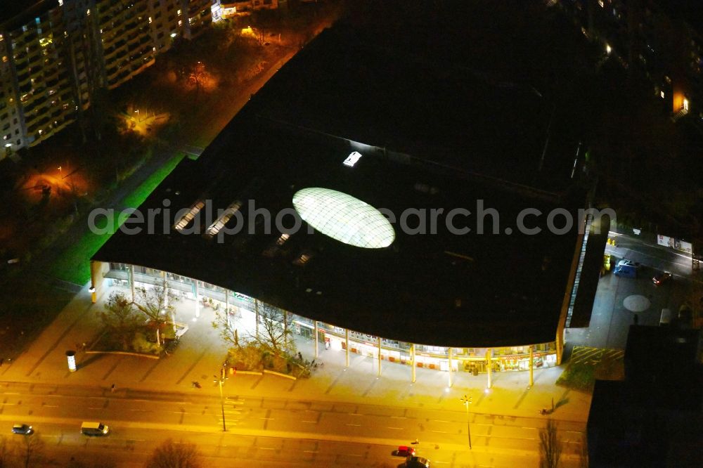 Aerial image at night Potsdam - Night view building of the shopping center Markt-Center Potsdam Breite Strasse in the district Westliche Vorstadt in Potsdam in the state Brandenburg