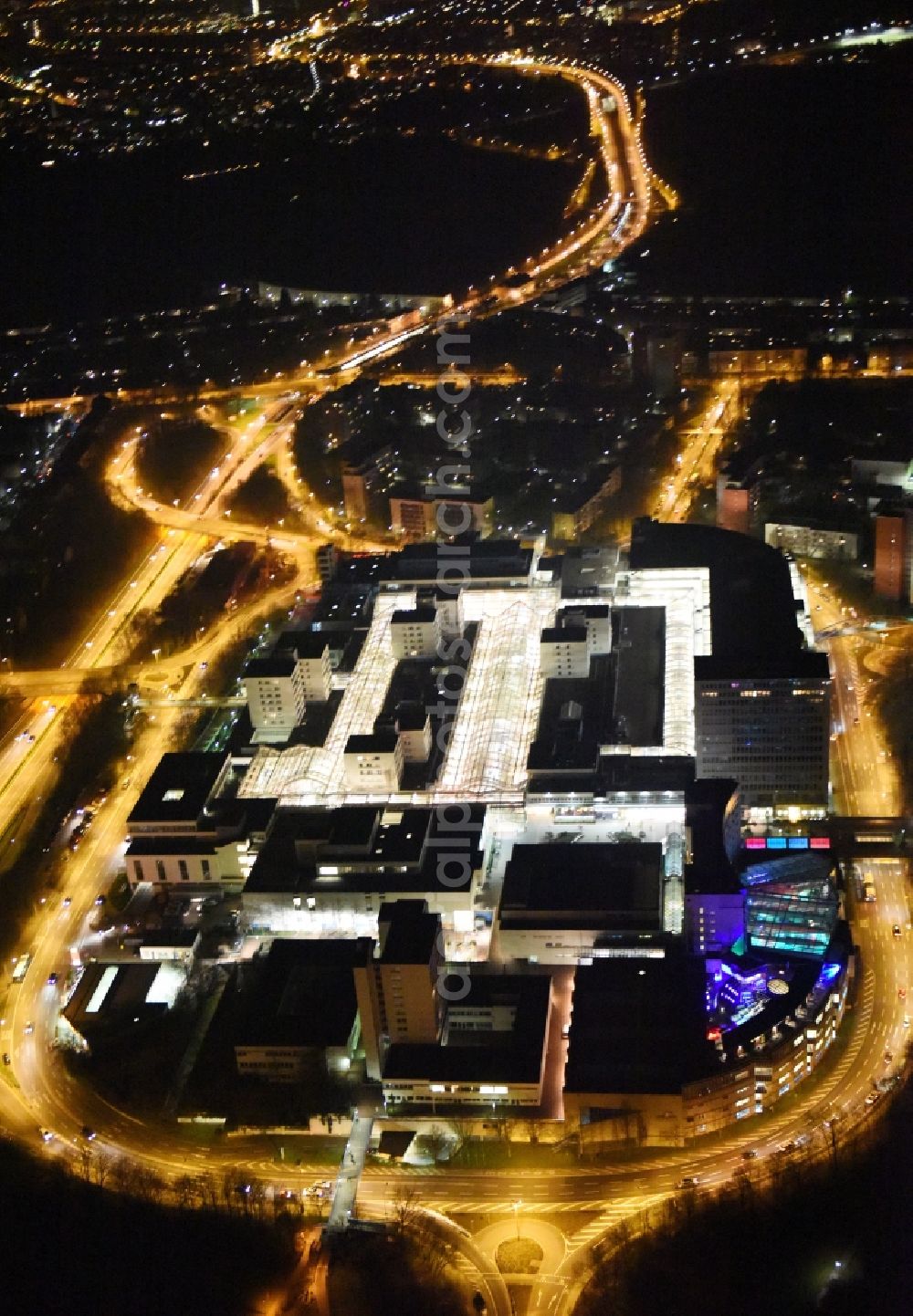 Aerial photograph at night Frankfurt am Main - Night view Building the shopping center Nordwest Zentrum in Frankfurt in the state Hesse