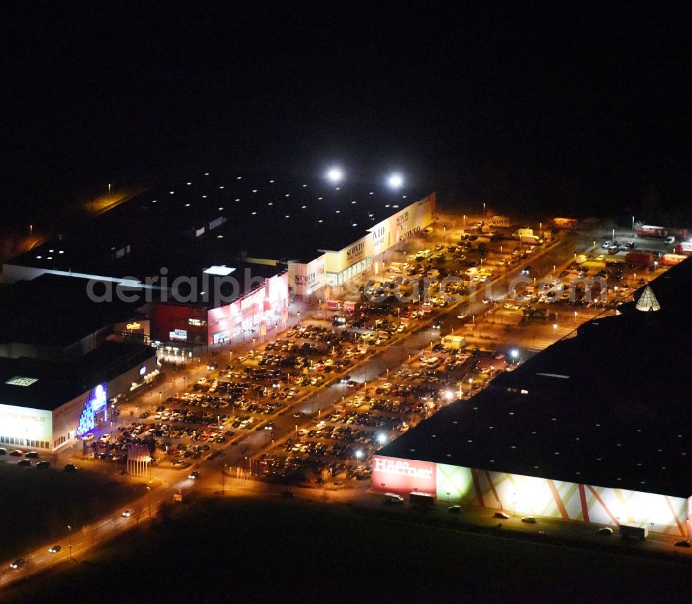 Magdeburg at night from above - Night lighting Building the shopping center Am Pfahlberg in Magdeburg in the state Saxony-Anhalt. Located are each a subsidiary of Hoffner Furniture Company GmbH & Co. KG, Media Markt, Sconto SB The furniture market and CineStar Magdeburg GmbH