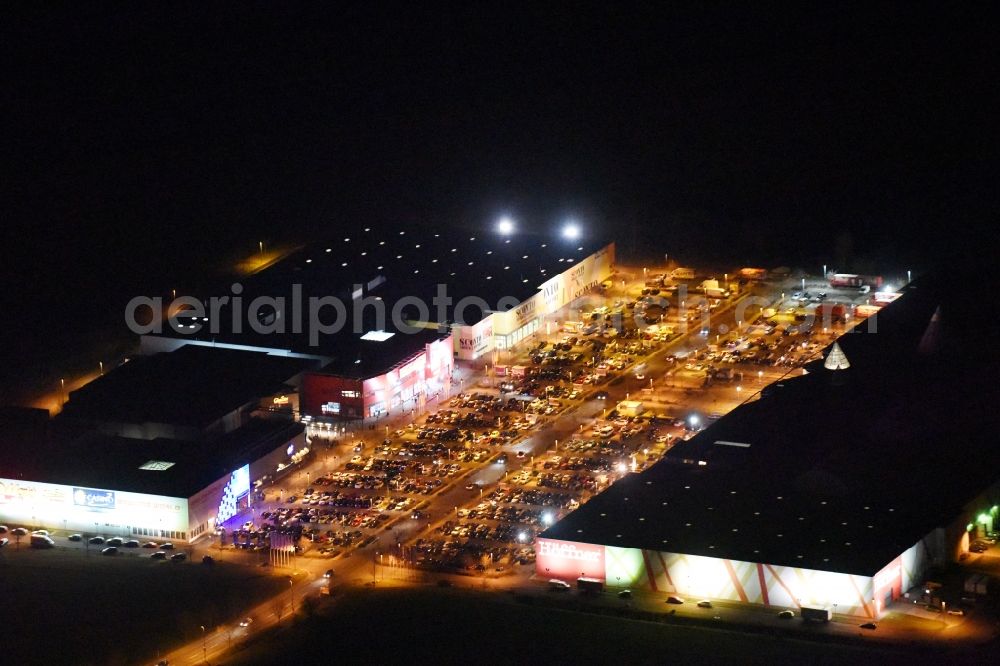 Magdeburg at night from the bird perspective: Night lighting Building the shopping center Am Pfahlberg in Magdeburg in the state Saxony-Anhalt. Located are each a subsidiary of Hoffner Furniture Company GmbH & Co. KG, Media Markt, Sconto SB The furniture market and CineStar Magdeburg GmbH