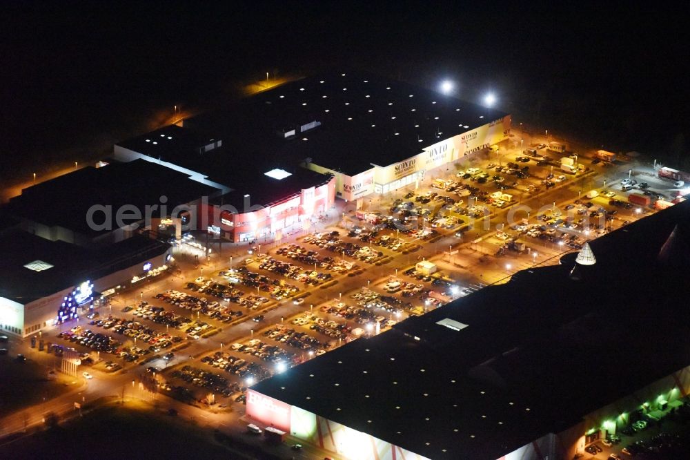 Aerial photograph at night Magdeburg - Night lighting Building the shopping center Am Pfahlberg in Magdeburg in the state Saxony-Anhalt. Located are each a subsidiary of Hoffner Furniture Company GmbH & Co. KG, Media Markt, Sconto SB The furniture market and CineStar Magdeburg GmbH