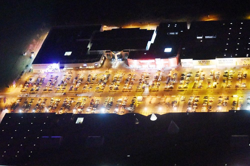 Magdeburg at night from above - Night lighting Building the shopping center Am Pfahlberg in Magdeburg in the state Saxony-Anhalt. Located are each a subsidiary of Hoffner Furniture Company GmbH & Co. KG, Media Markt, Sconto SB The furniture market and CineStar Magdeburg GmbH