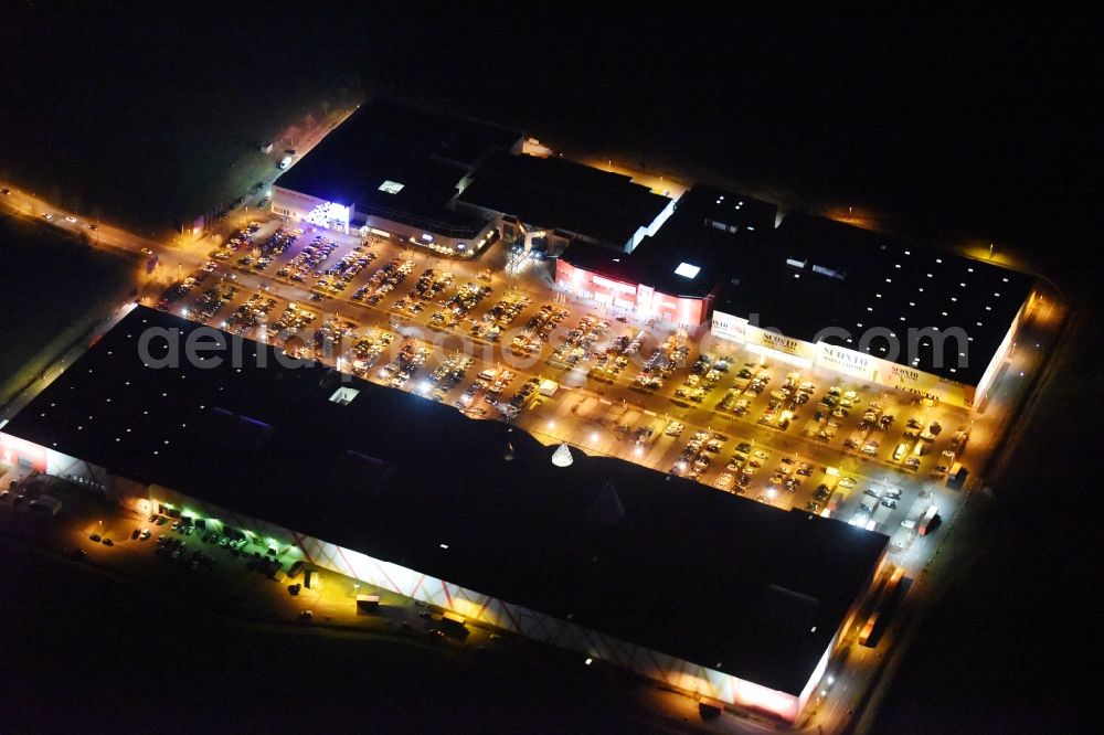 Magdeburg at night from the bird perspective: Night lighting Building the shopping center Am Pfahlberg in Magdeburg in the state Saxony-Anhalt. Located are each a subsidiary of Hoffner Furniture Company GmbH & Co. KG, Media Markt, Sconto SB The furniture market and CineStar Magdeburg GmbH