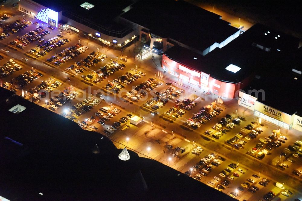 Aerial photograph at night Magdeburg - Night lighting Building the shopping center Am Pfahlberg in Magdeburg in the state Saxony-Anhalt. Located are each a subsidiary of Hoffner Furniture Company GmbH & Co. KG, Media Markt, Sconto SB The furniture market and CineStar Magdeburg GmbH