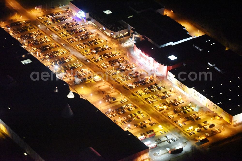 Aerial image at night Magdeburg - Night lighting Building the shopping center Am Pfahlberg in Magdeburg in the state Saxony-Anhalt. Located are each a subsidiary of Hoffner Furniture Company GmbH & Co. KG, Media Markt, Sconto SB The furniture market and CineStar Magdeburg GmbH