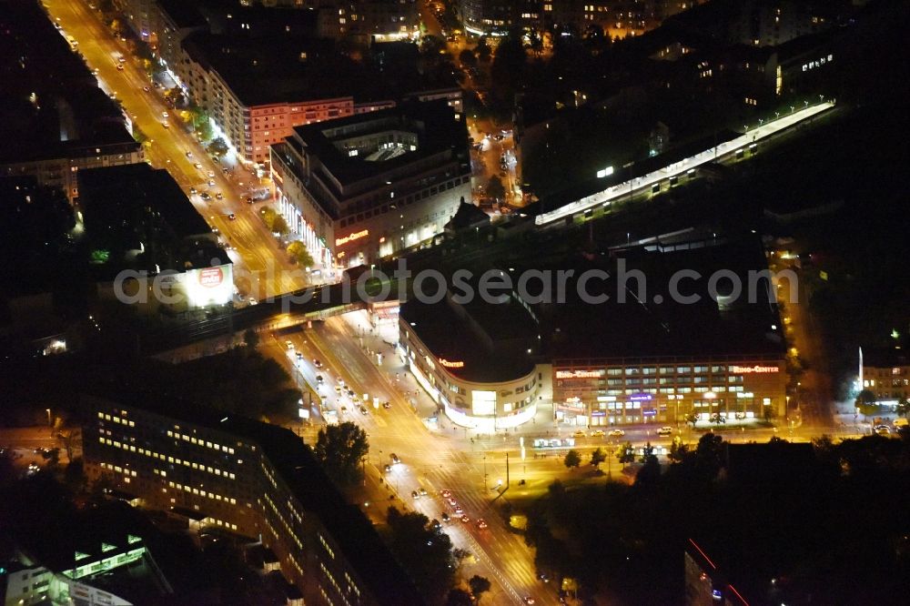 Berlin at night from the bird perspective: Night view building of the shopping center Ring-Center der ECE Gruppe an der Frankfurter Allee im Stadtbezirk Friedrichshain in Berlin