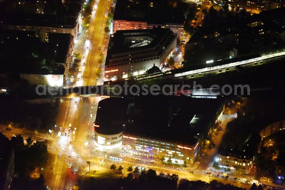 Aerial photograph at night Berlin - Night view building of the shopping center Ring-Center der ECE Gruppe an der Frankfurter Allee im Stadtbezirk Friedrichshain in Berlin