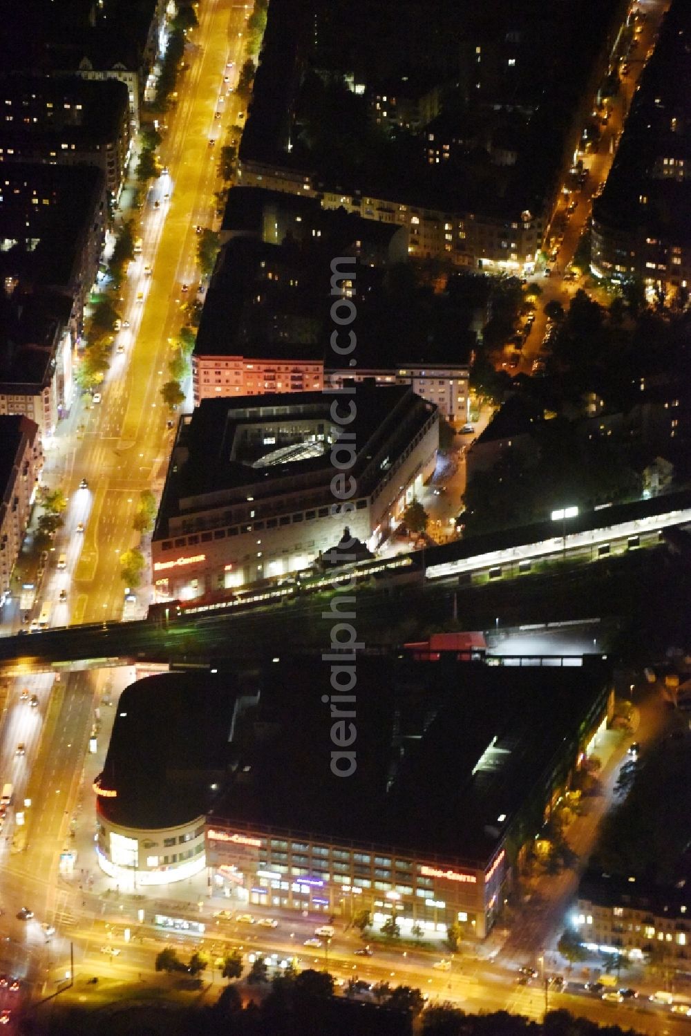 Aerial image at night Berlin - Night view building of the shopping center Ring-Center der ECE Gruppe an der Frankfurter Allee im Stadtbezirk Friedrichshain in Berlin