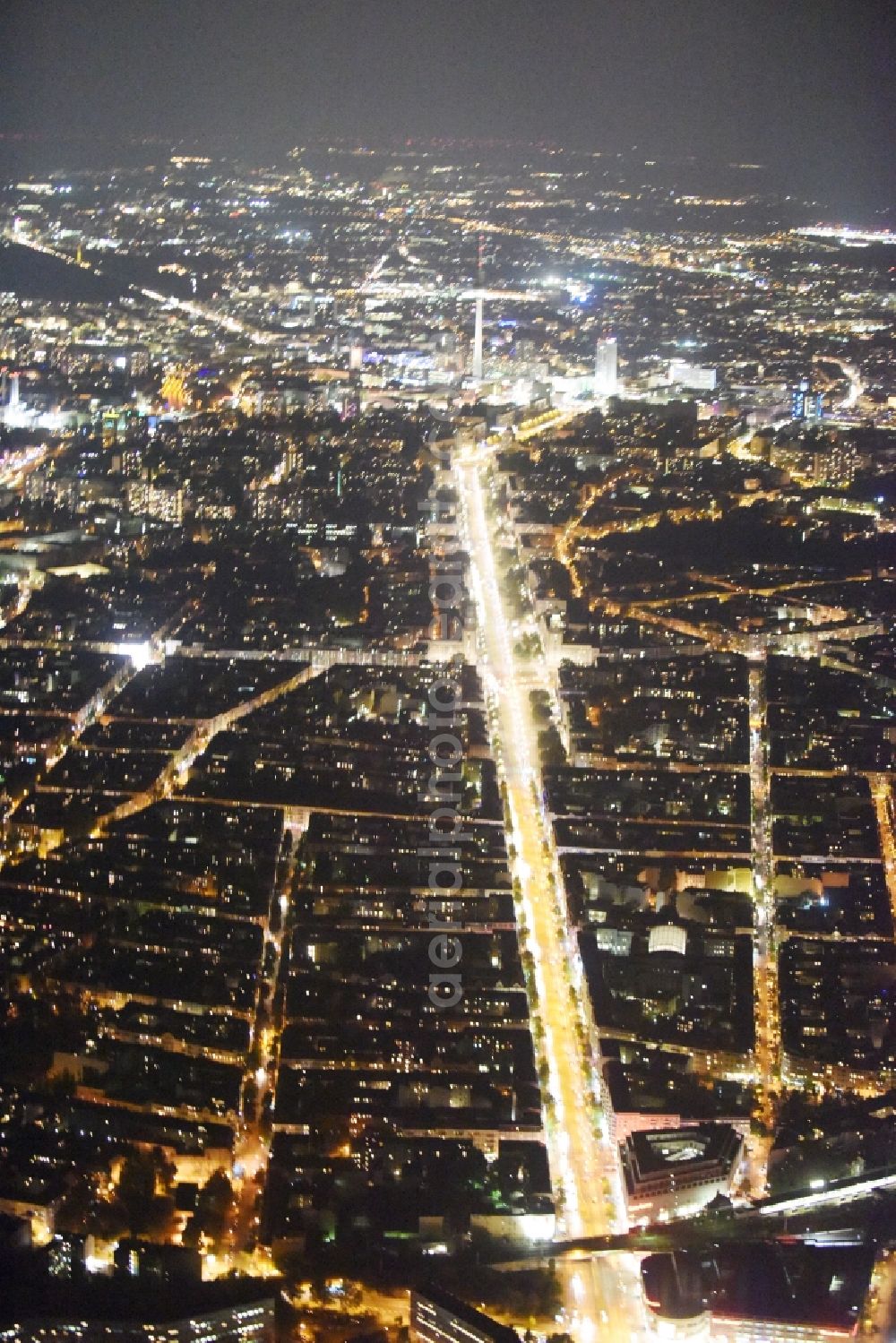 Aerial image at night Berlin - Night view building of the shopping center Ring-Center der ECE Gruppe an der Frankfurter Allee im Stadtbezirk Friedrichshain in Berlin